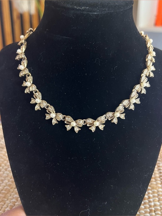 Avon Jewelry - Vintage Avon Gold Tone Faux Pearl Bow Choker Necklace Romantic Cottagecore 1990s